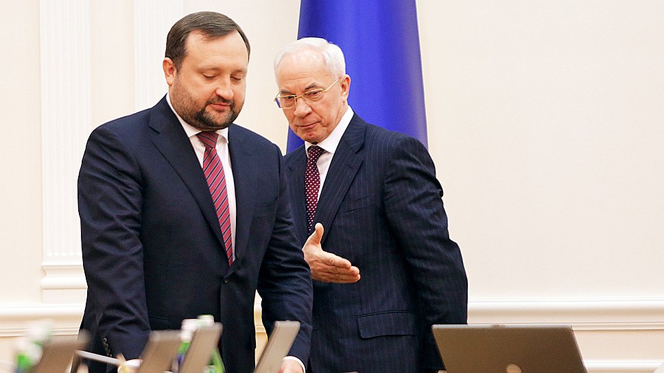 Уступая место главы правительства, Николай Азаров (справа) может быть уверен, что Сергей Арбузов не отклонится от президентского курса