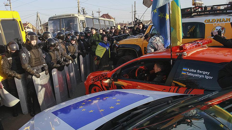Участники Автомайдана пикетируют Межигорье
