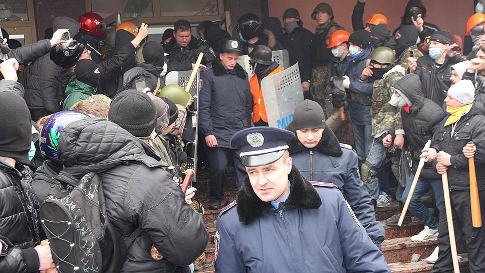 Под давлением протестующих луцкие милиционеры решили «перейти на сторону народа» 