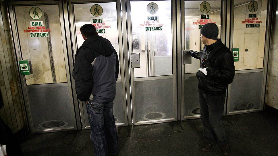 Из-за столкновений в центре Киева остановлена работа метрополитена.