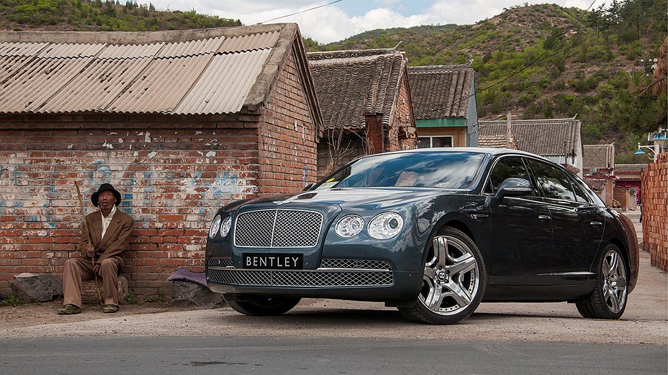 Новый шеф-дизайнер Bentley Люк Донкервольке (экс-Audi, Lamborghini и Skoda) переехал в Крю, когда работа над седаном уже кипела вовсю. Тем не менее при желании можно разглядеть характерный для бельгийца мейнстрим-стайлинг. Flying Spur похож на все Bentley сразу и ни на один из них конкретно