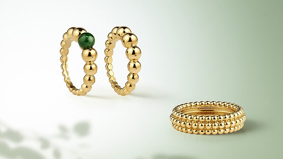 Слева направо: кольцо Perl?e couleurs variation из желтого золота с малахитом, кольцо Perl?e pearls of gold из желтого золота, кольцо Perl?e pearls of gold из желтого золота, Van Cleef &amp; Arpels 
