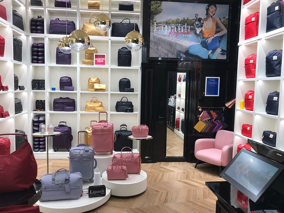 Интерьер салона французского бренда багажа и сумок Lipault в торгово-развлекательном центре «Афимолл»