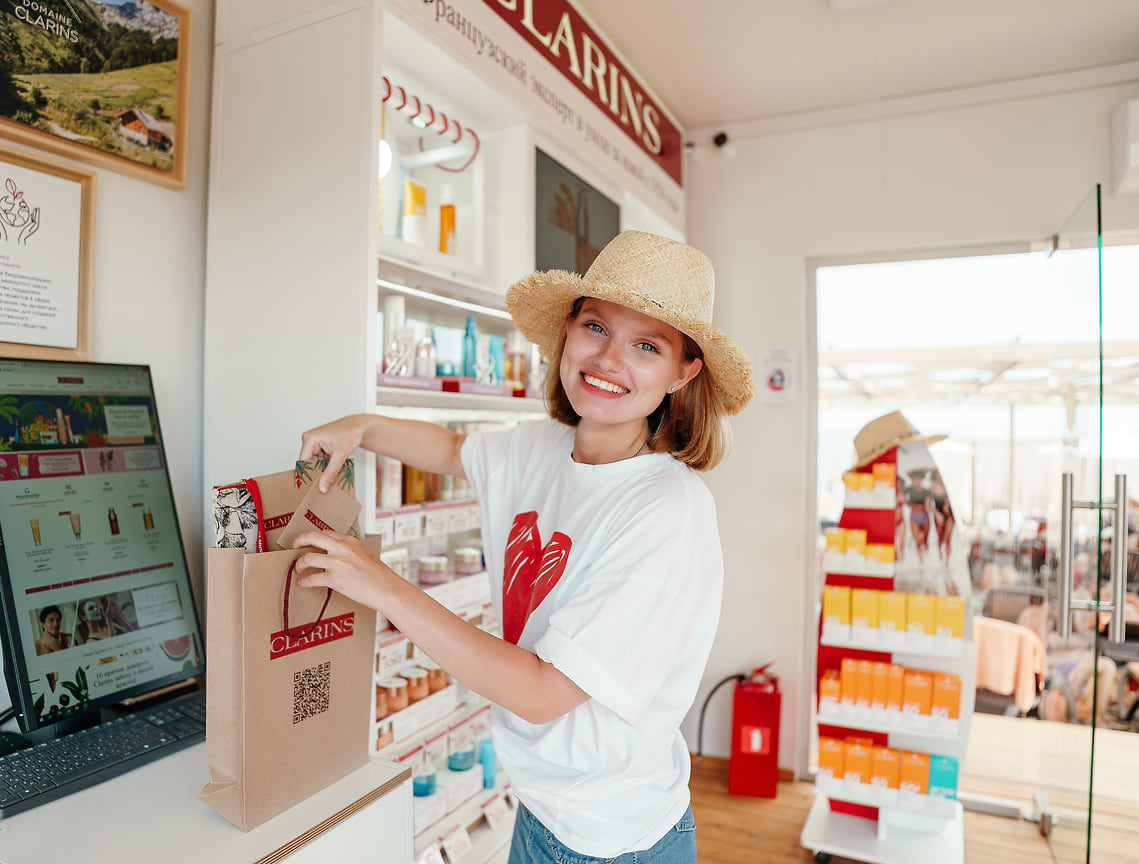 Адрес лета. Clarins Pop up Сочи 2021. Pop up Clarins Sochi. Pop up пылящие.