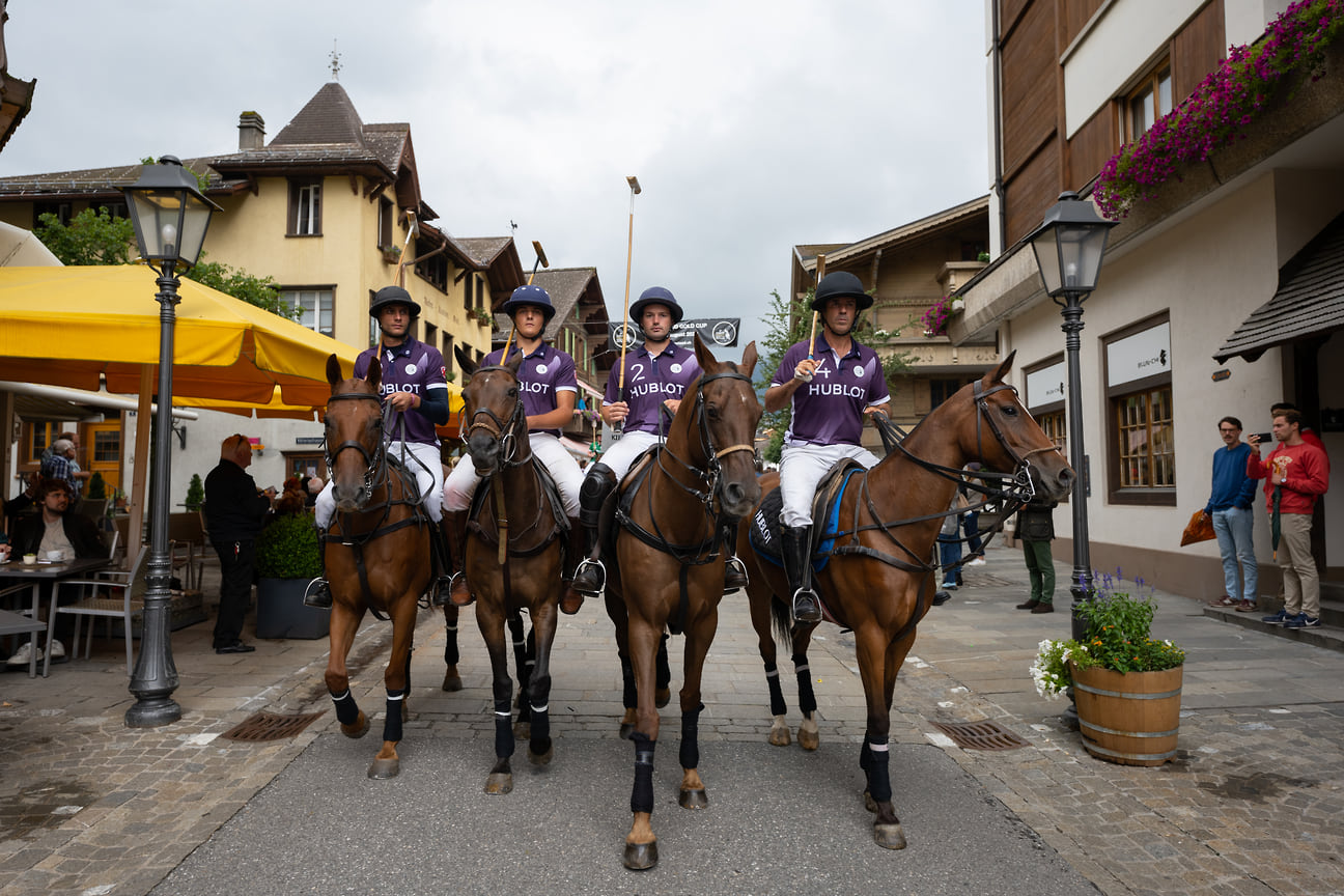 Парад участников Hublot Polo Gold Cup в Гштааде