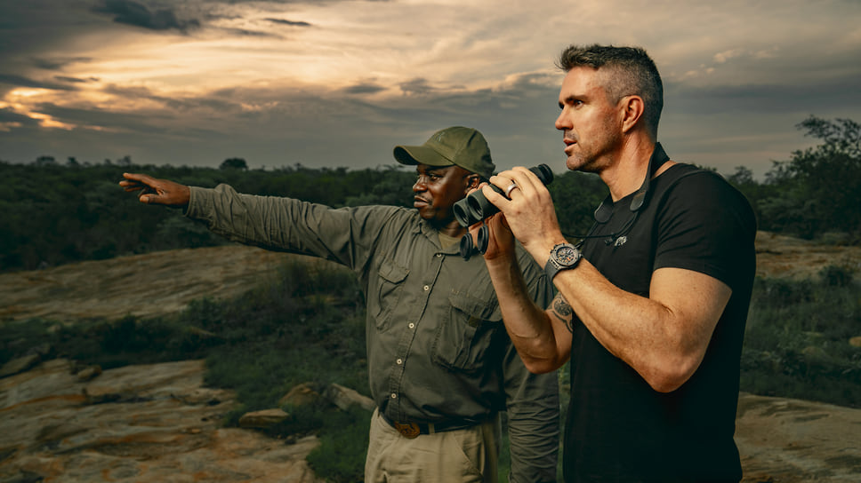 Посол Hublot и бывший игрок в крикет Кевин Питерсен (справа) со специалистом-гидом по дикой природе в Национальном парке Крюгера