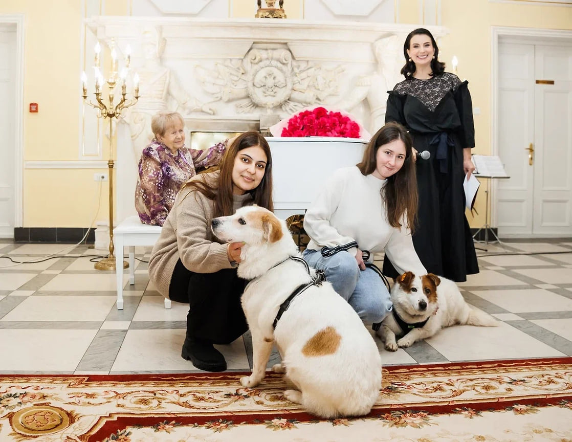 Александра Николкевна Пахмутова, Екатерина Стриженова и представители фонда «Ника» с собаками
