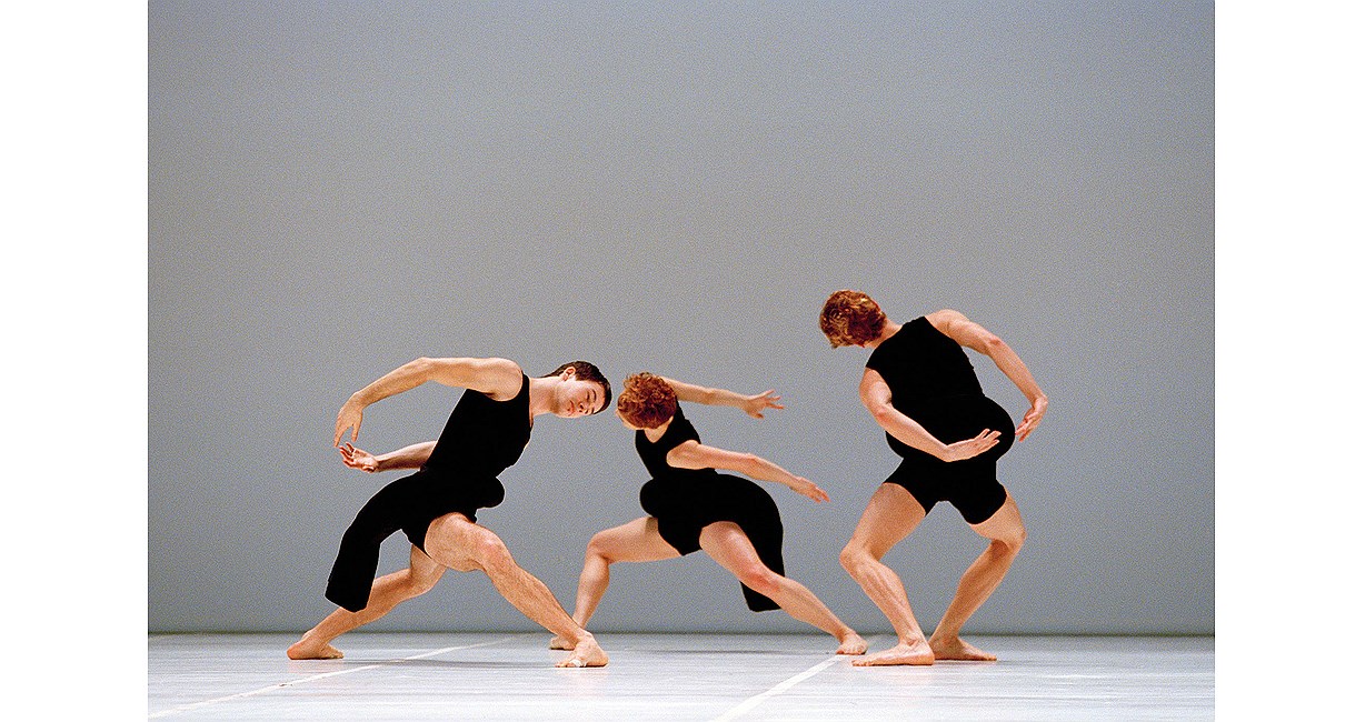 Танцоры на выставке «Dance Works III: Merce Cunningham/Rei Kawakubo»