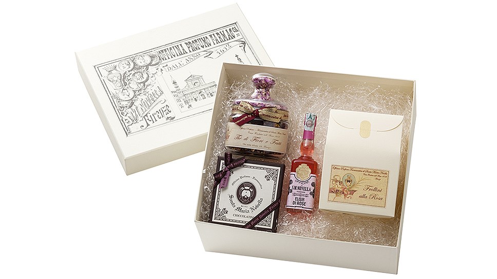 Подарочный набор от аптеки Santa Maria Novella (фруктово-цветочный чай, шоколадные конфеты «Роза», ликер из роз, печенье с розой)