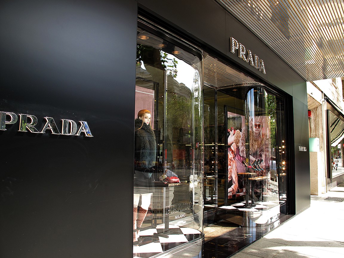 Бутик Prada на знаменитой улице Calle Serrano в Мадриде.