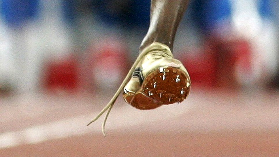 После забега на 100 метров на Олимпиаде в Пекине фотожурналисты заметили, что Болт стал Олимпийским чемпионом с развязанными шнурками на кроссовках