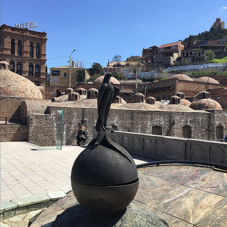 Памятник тому самому фазану, которого подстрелил Вахтанг Горгасали, основатель Тбилиси
