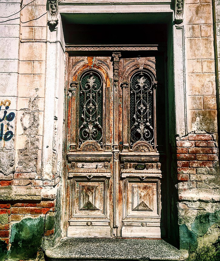 Главное туристическое развлечение в Тбилиси — собирать фотографии старых красивых подъездных дверей. И не бойтесь заходить в сами подъезды