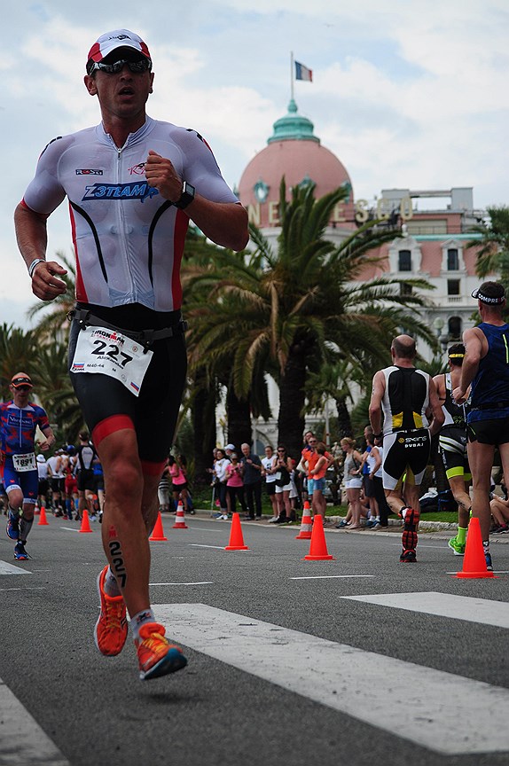Александр Жуков во время соревнований Ironman в Ницце