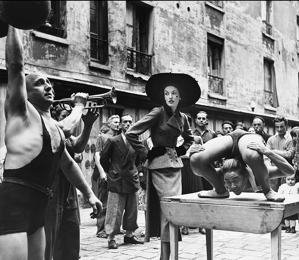 Элиз Даниель с уличными артистами, Париж, 1948