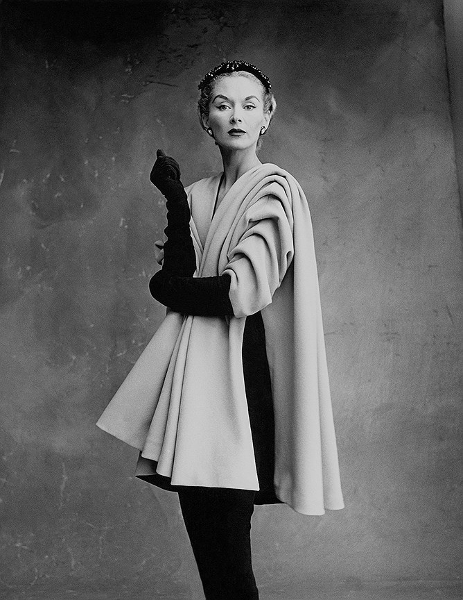 Лиза Фонсагривс в пальто от Баленсиага, Париж, 1950
