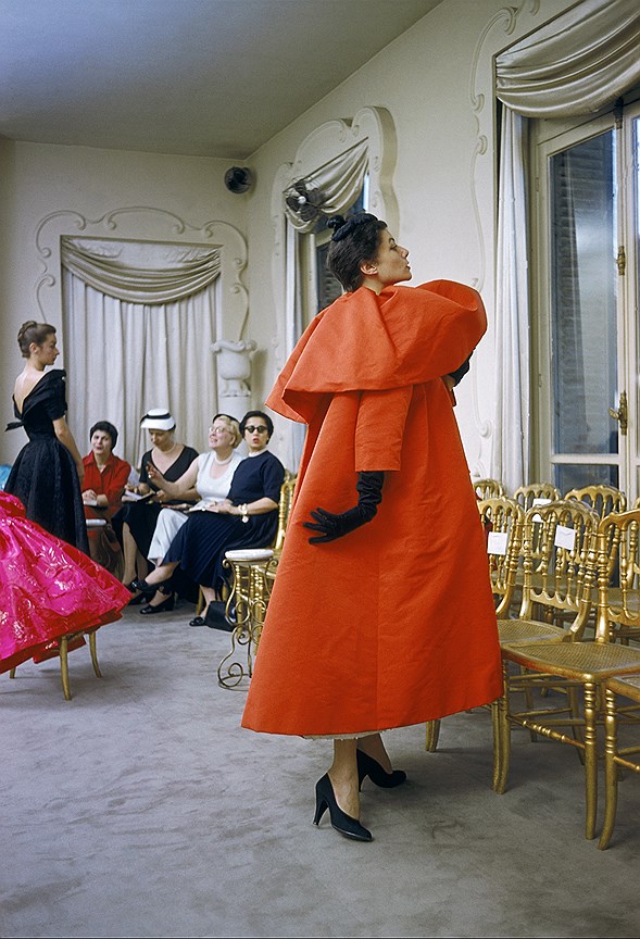 Модель в оранжевом пальто от Баленсиага, Париж, 1954