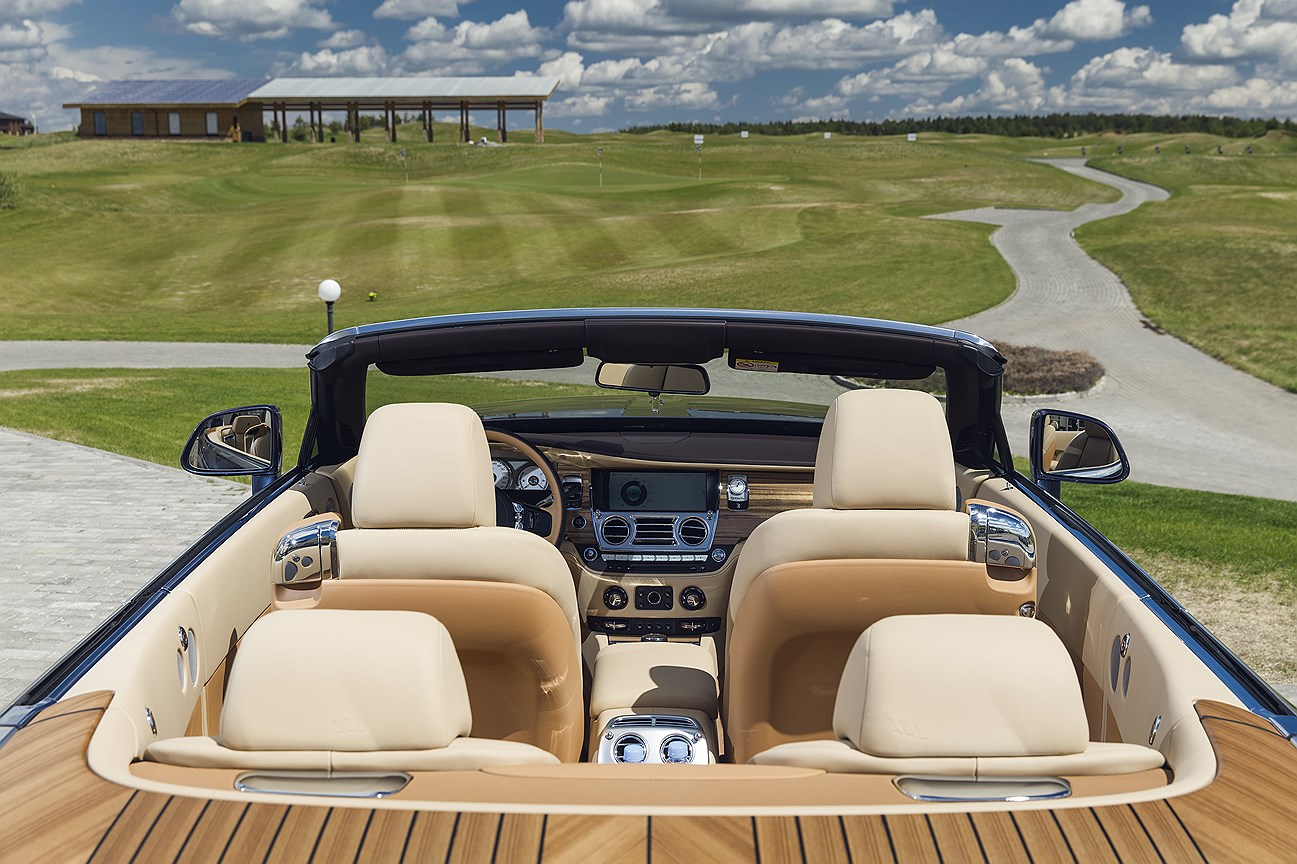 Автомобиль Rolls-Royce седан Ghost II.

