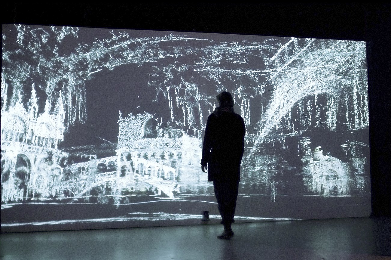 Марникс де Нийс «Распадающиеся перспективы 2.0», 2012–2013, интерактивная инсталляция 
