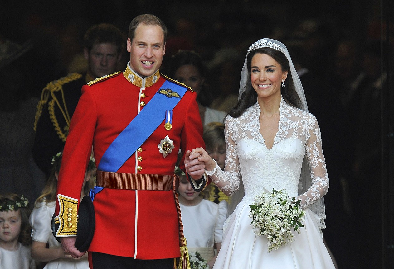 Кэтрин, герцогиня Кембриджская. Муж: принц Уильям. Свадьба: 29 апреля, 2011 года. Тиара: Halo или Scroll, созданная Cartier, принадлежащая королеве Елизавете II и приобретенная ее отцом, королем Георгом VI для жены, Королевы-матери.