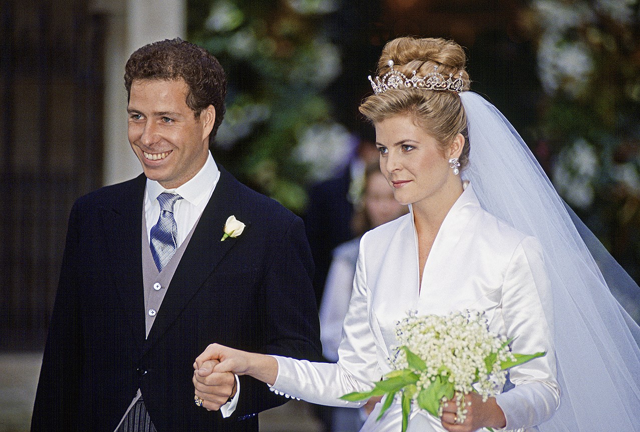 Серена Армстронг-Джонс, графиня Сноудон. Муж: Дэвид Армстронг-Джонс, второй граф Сноудон, сын принцессы Маргарет. Свадьба: 8 октября 1993 года. Тиара: Lotus Flower, подаренная Маргарет Королевой-матерью.