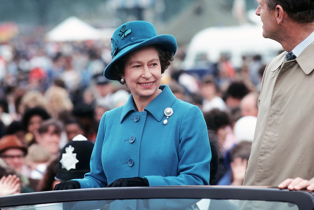 Событие: The Great Children’s Party в лондонском Гайд-парке, 30 мая 1979. Брошь: Cambridge Pearl, ранее принадлежавшая королеве Мэри и унаследованная Елизаветой II в 1953 году.