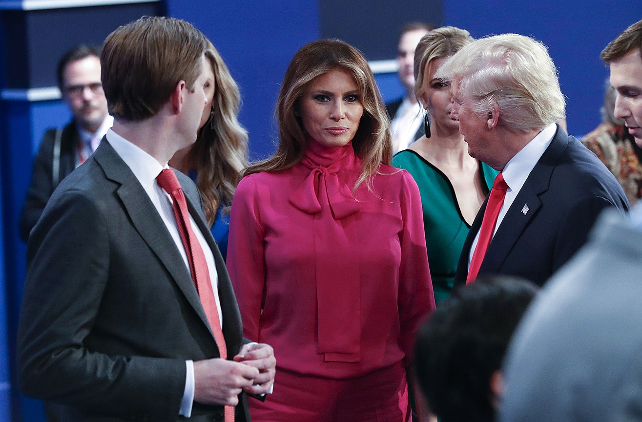 Мелания Трамп в блузке Gucci цвета фуксии под названием «Pussy-bow blouse»  на  президентских дебатах