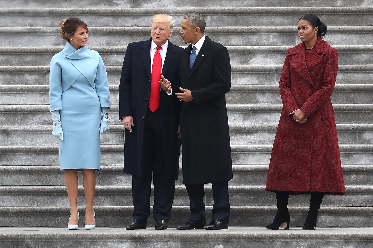 Мелания Трамп, Доналд Трамп, Барак Обама и Мишель Обама на ступеньках Капитолия в день инаугурации Трампа