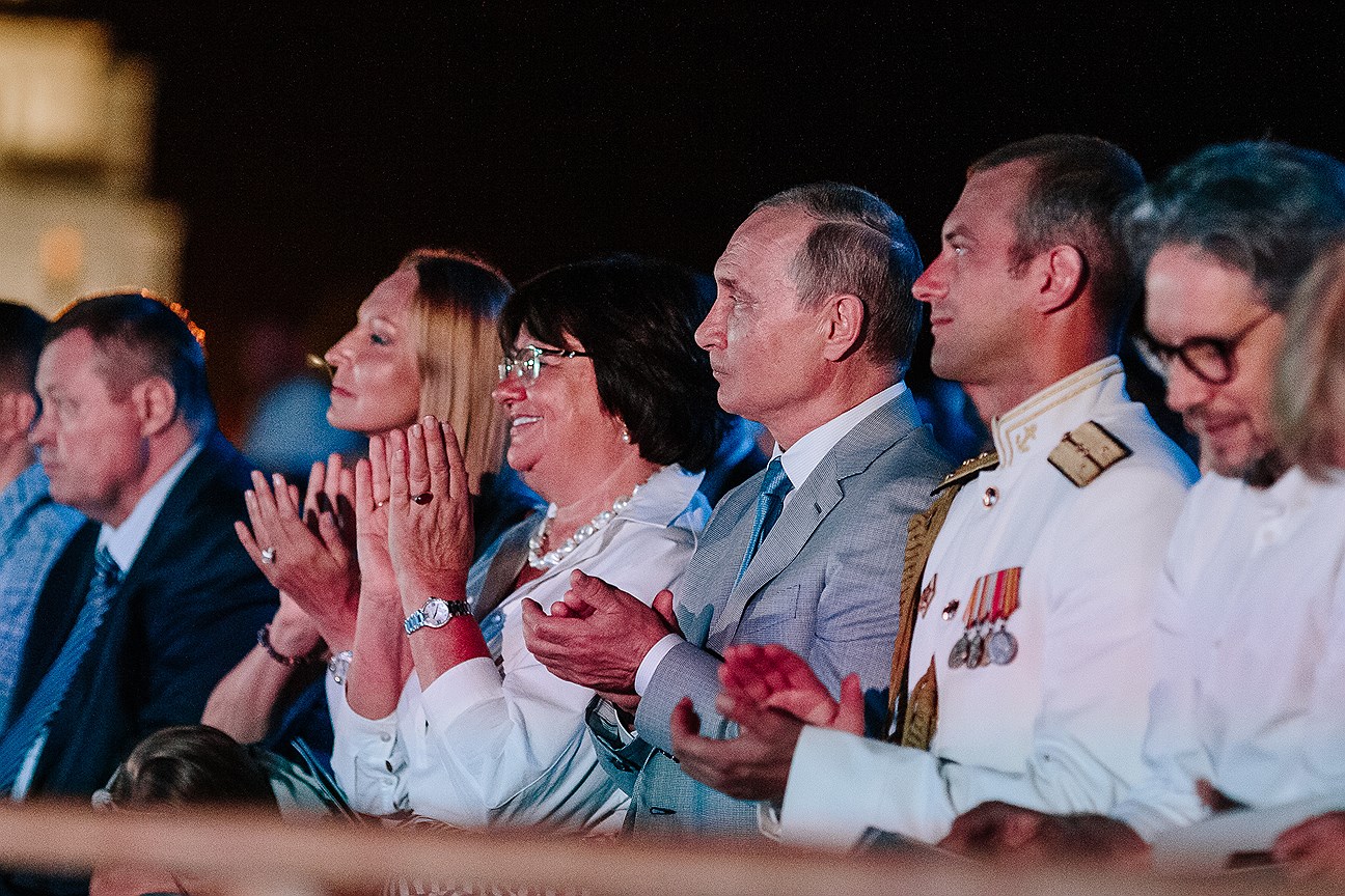 Президент России Владимир Путин (в центре)  в первый день фестиваля