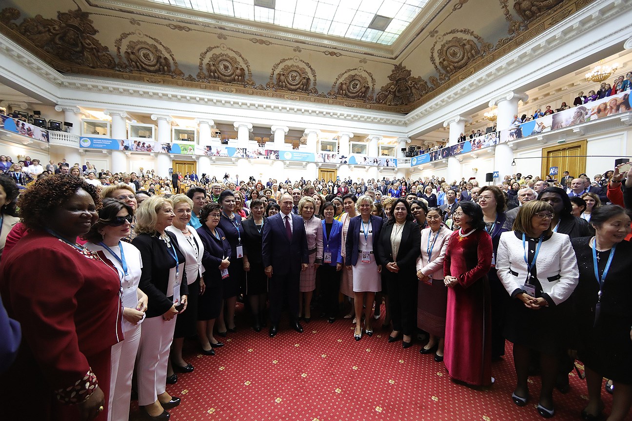 Президент РФ Владимир Путин и участницы второго Евразийского женского форума в Таврическом дворце в Санкт-Петербурге