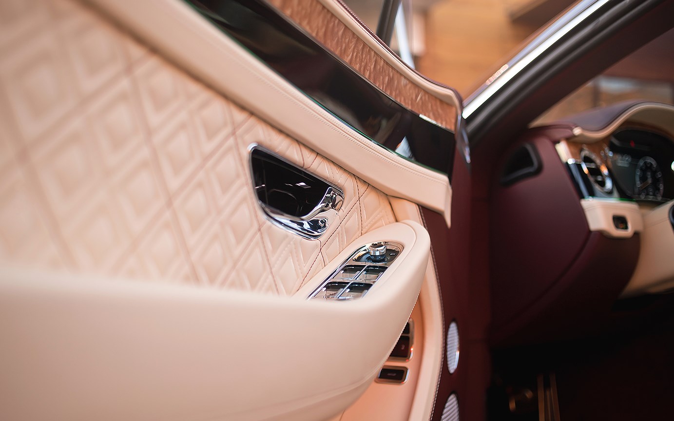 Bentley Continental GT третьего поколения в салоне &quot;Bentley Москва&quot; в Барвиха Luxury Village 