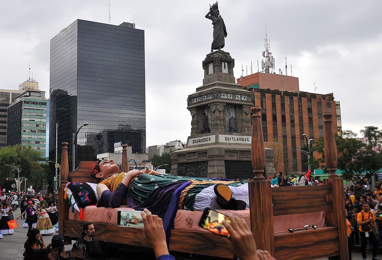 Гигантская фигура  мексиканской художницы Фриды Кало во время парада мертвых в Мехико