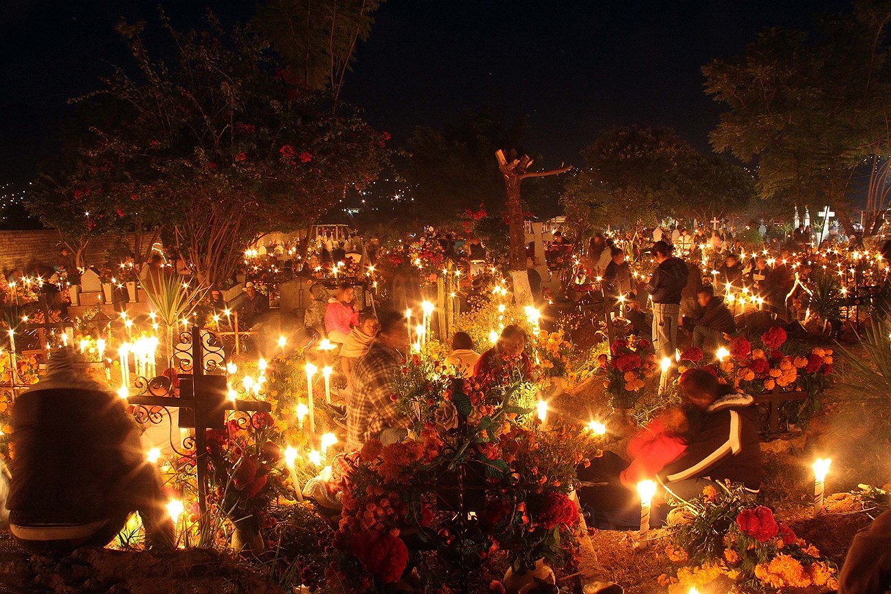 Жители участвуют в ритуале «свеча мертвых» на кладбище города Оахака в День мертвых