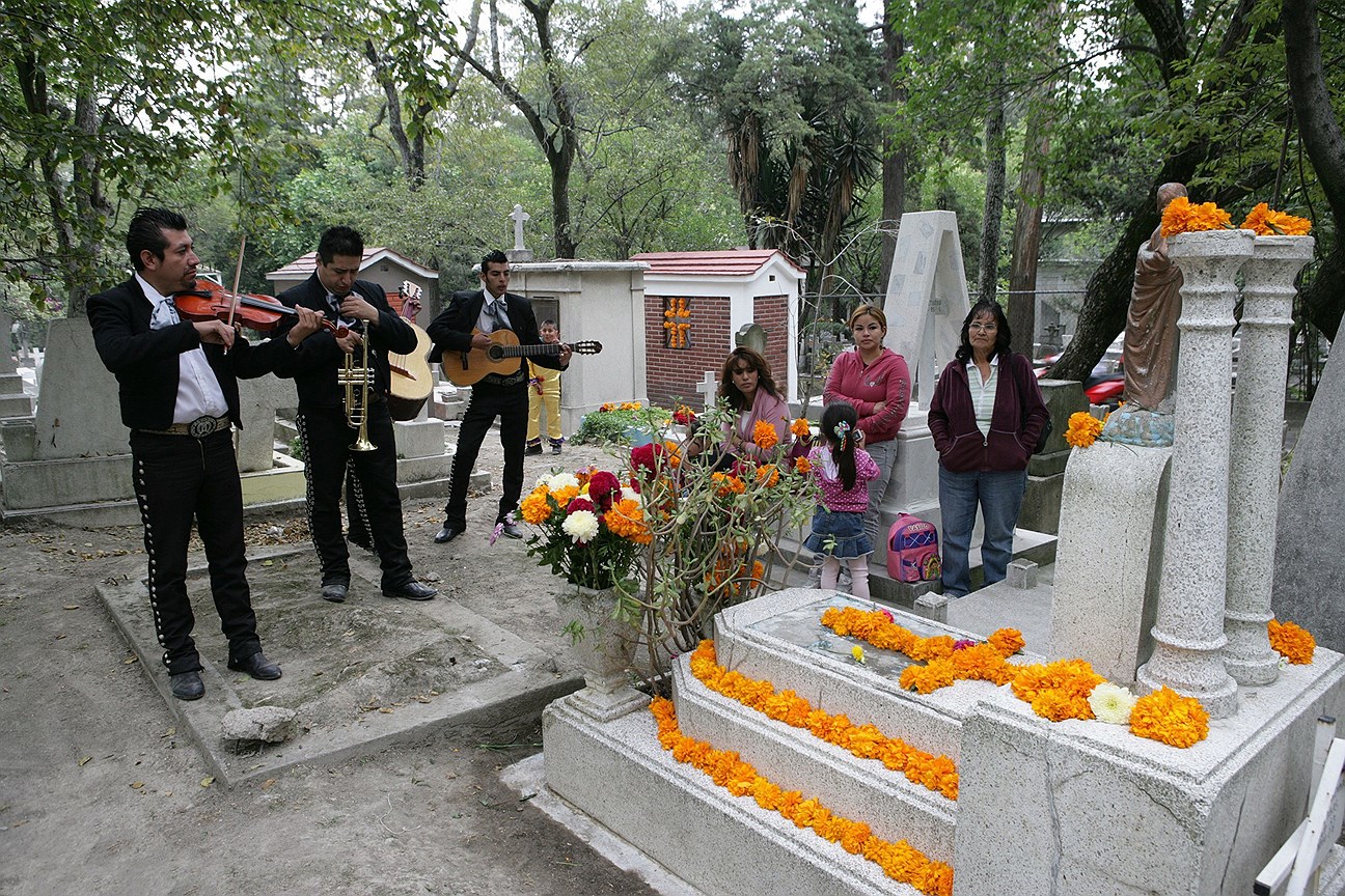 Оркестр мариачи на кладбище в День мертвых