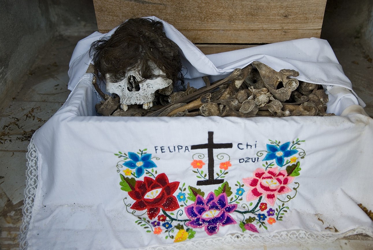 Кости, выставленные на обозрение для почитания в рамках празднования Дня смерти, Помуч, Мексика
