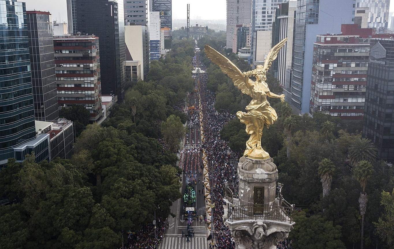Вид  с высоты Колонны Независимости на участников парада в День мертвых в Мехико