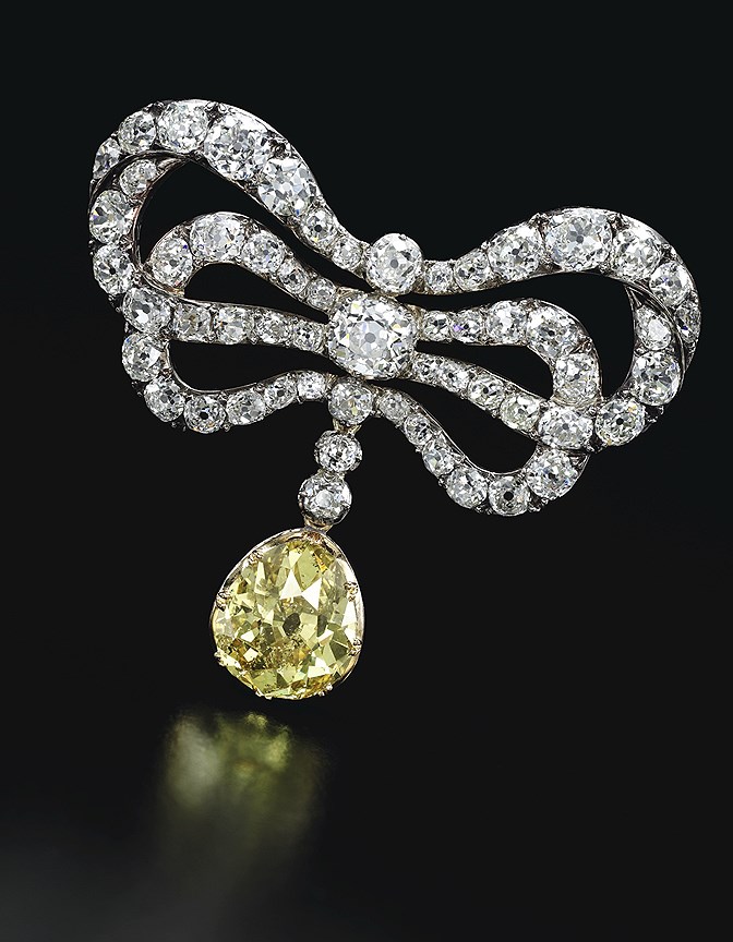 Sotheby’s Royal Jewels from the Bourbon Parma Family: лот 95, бриллиантовая брошь с желтым бриллиантом из личной коллекции украшений королевы Франции Марии-Антуанетты, XVIII век, эстимейт: $49,641 - 79,425, продано за $2,099,793