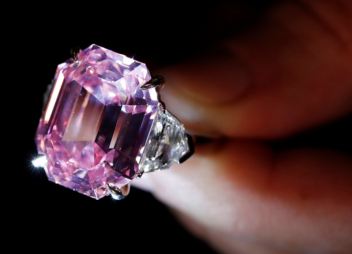 Christie’s Magnificent Jewels: лот 311, бриллиант Pink Legacy из коллекции семьи Оппенгеймер, 18,96 карат,  цвет Fancy Vivid Pink, чистота VS1, тип IIa; эстимейт CHF 30-50 млн, продано за CHF 50,375 млн