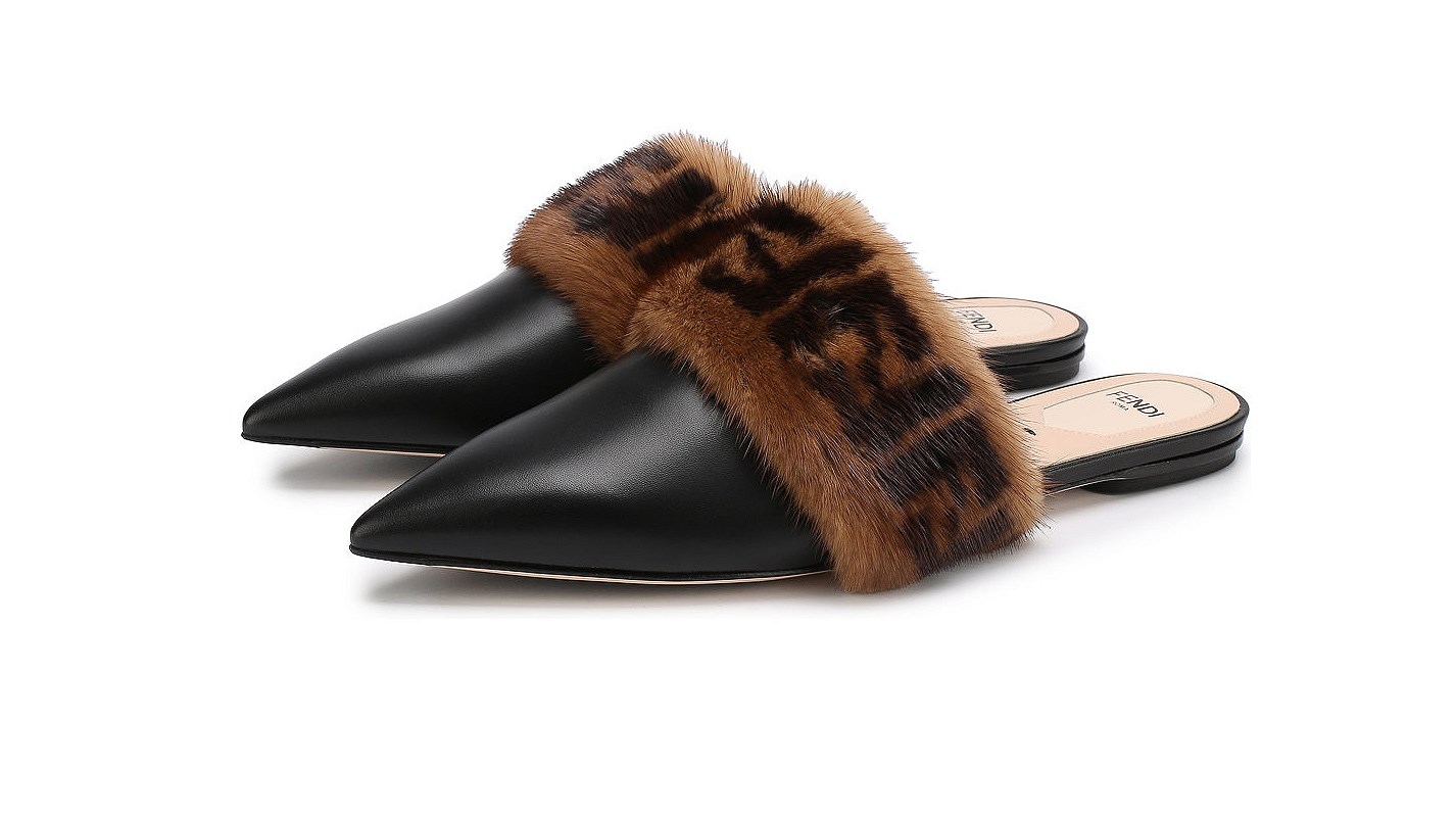 Fendi, кожаные сабо с отделкой из меха норки, 69 000 руб, ЦУМ