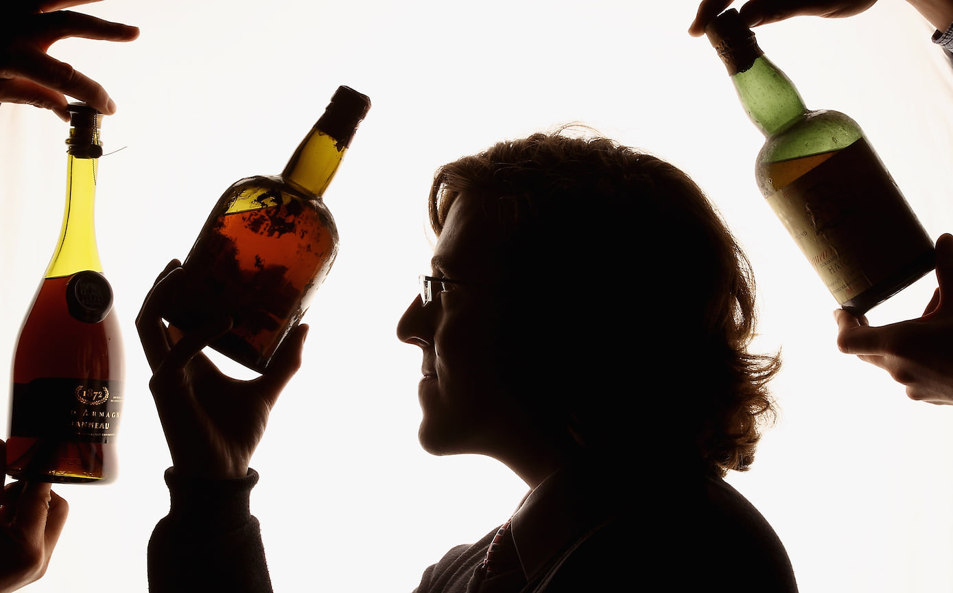 Cпециалист по виски Энди Белл изучает редкий  виски Викторианской эпохи в Глазго, Шотландия, 2010 год