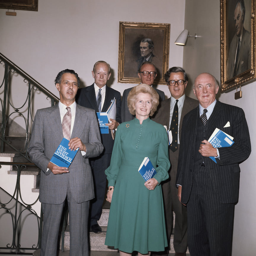 Члены партии консерваторов со своим лидером Маргарет Тэтчер на презентации нового буклета тори «Правильный подход», Лондон, 2 октября 1976 года