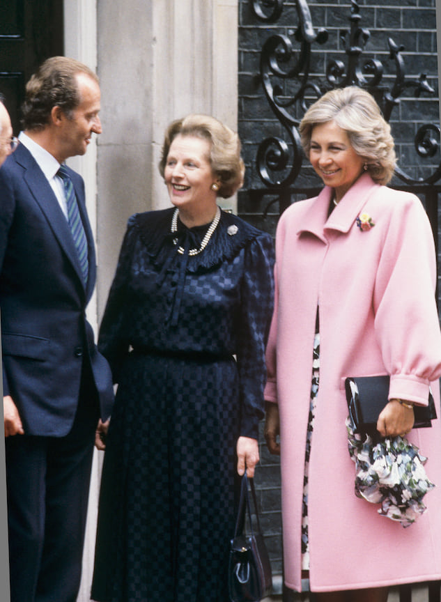 Британский премьер Маргарет Тэтчер принимает испанского короля Хуана Карлоса и его жену Софию в своей резиденции на Даунинг стрит, 23 апреля 1986 года
