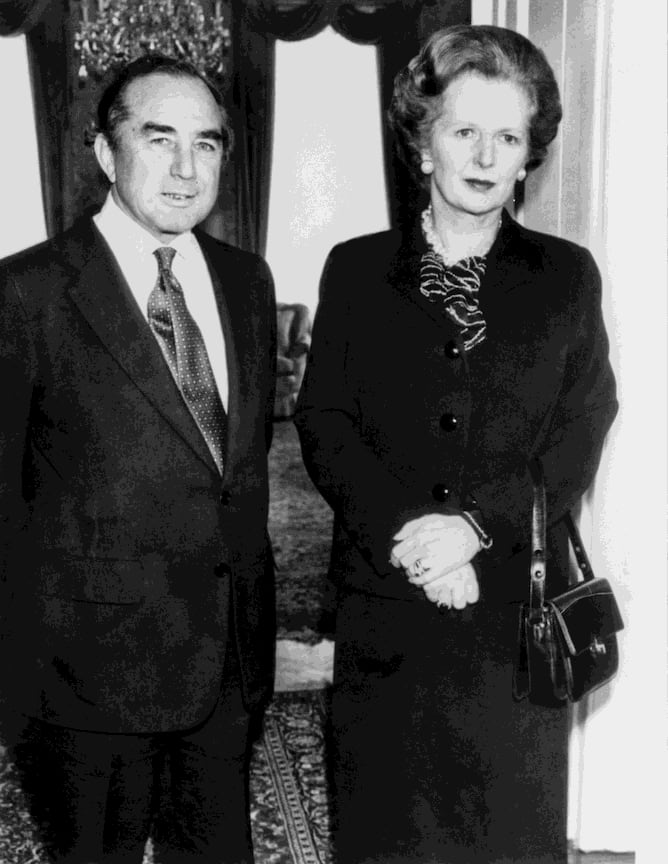 Британский дипломат Рекс Хант и премьер-министр Маргарет Тэтчер, 5 апреля 1982 года