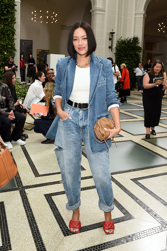Директор по закупкам онлайн-магазина mytheresa.com Тиффани Хсу обожает оверсайз-деним и умело сочетает его с женственными аксессуарами. 