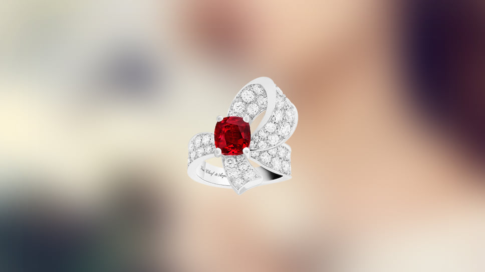 Van Cleef &amp; Arpels, кольцо Boucle Solitaire,  платина, рубин, бриллианты
