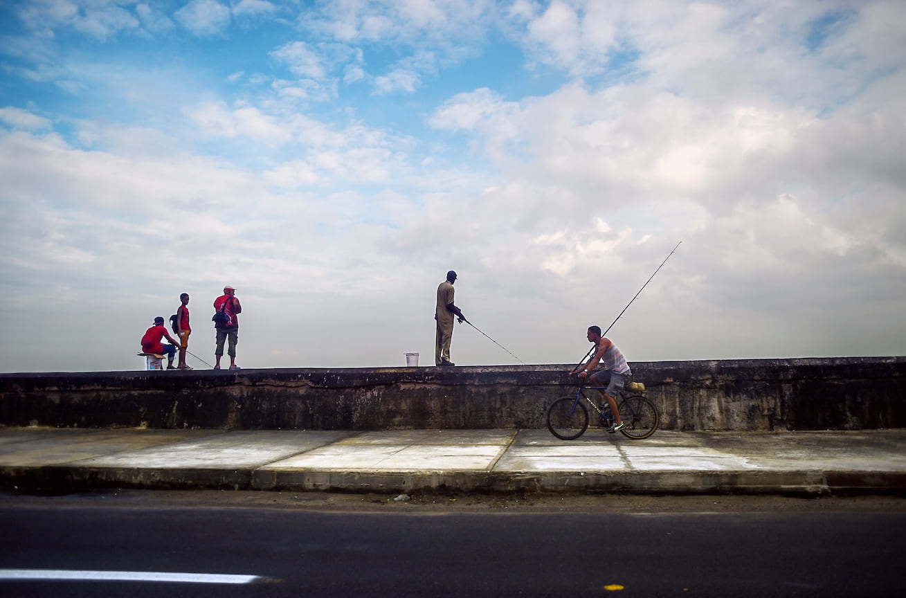 Местные жители ловят рыбу на набережной Гаваны