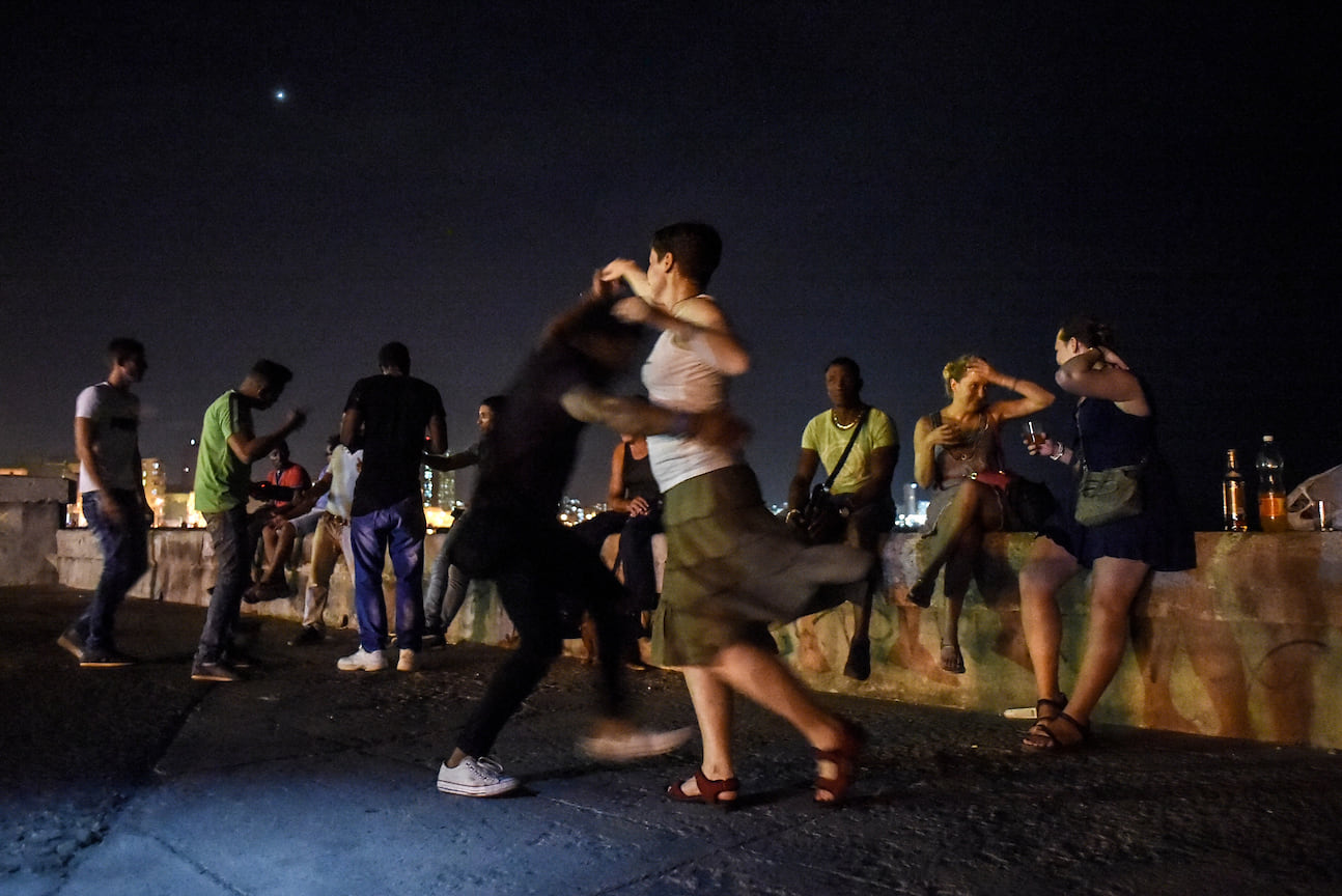 Люди танцуют на улице Гаваны