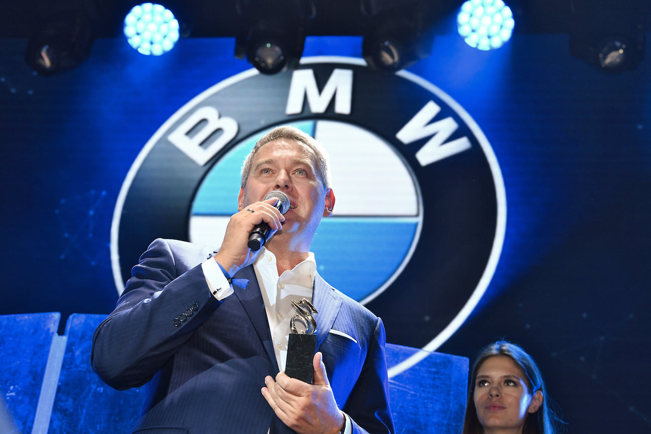 Победитель в номинации «Мотор всему голова» - BMW. Награду получил генеральный директор BMW Group Россия Штефан Тойхерт 