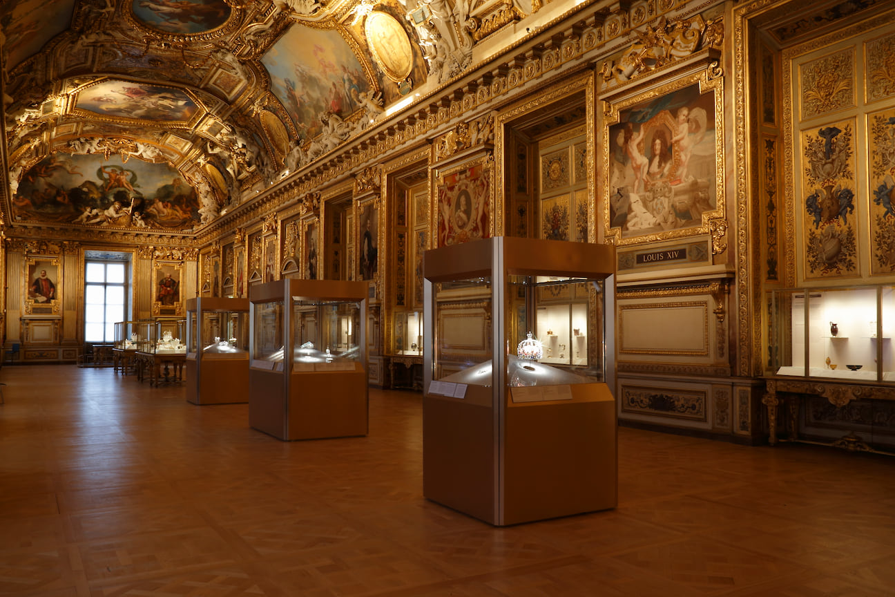 Постоянная экспозиция галереи Аполлона Музея Лувр