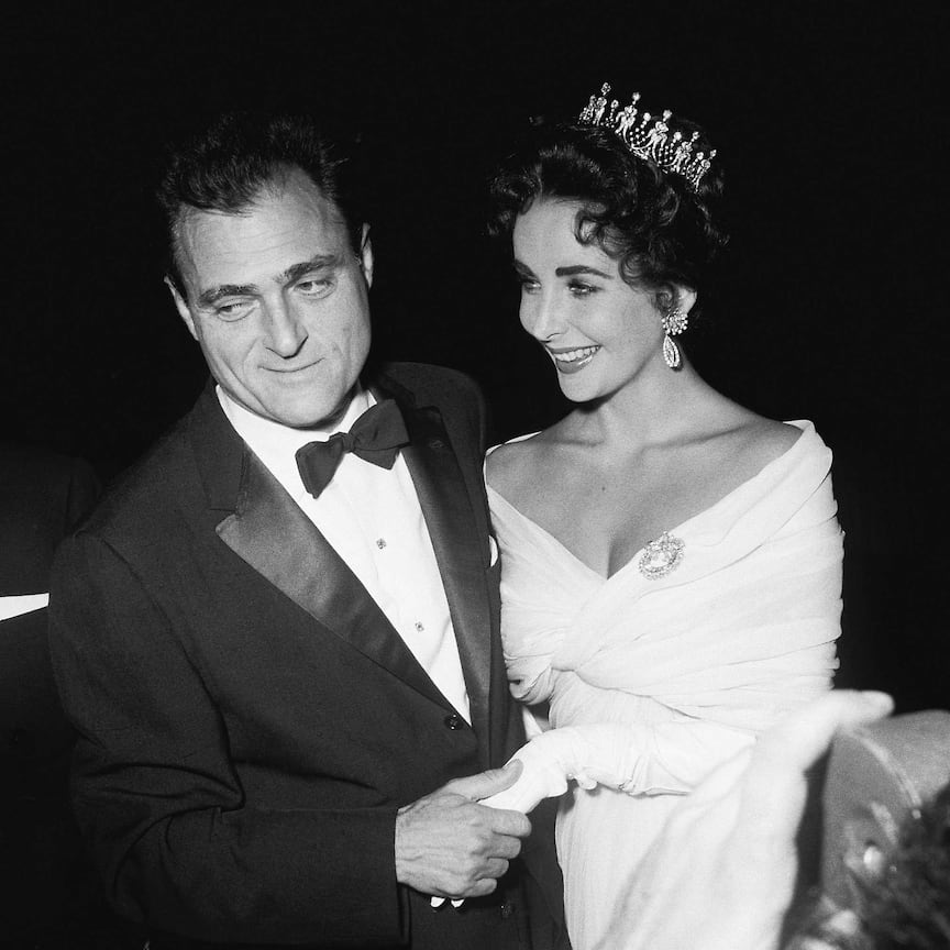 Элизабет Тейлор в тиаре, бриллиантовых серьгах и броши с мужем Майклом Тоддом, 1957 год
